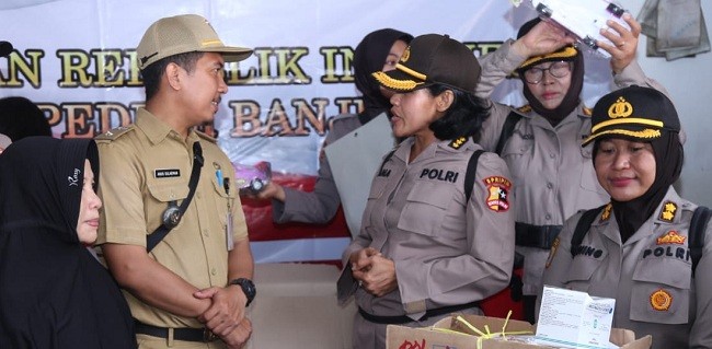 Personel Gabungan Polwan kembali Berikan Trauma Healing dan Bantu Korban Banjir Jakarta
