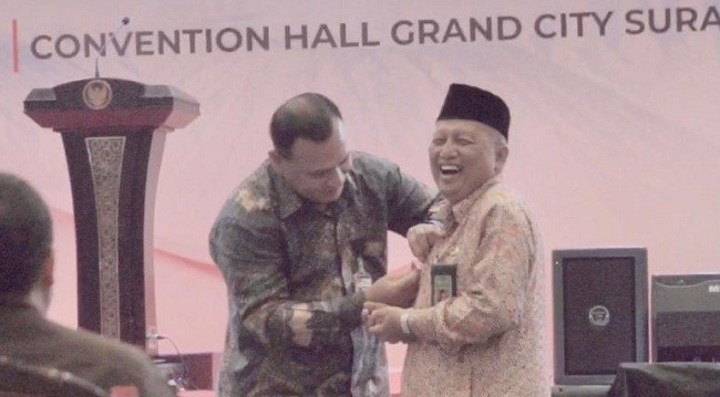 Momen Ketua KPK Pasangkan Name tag Pembaca Doa Yang Jatuh     