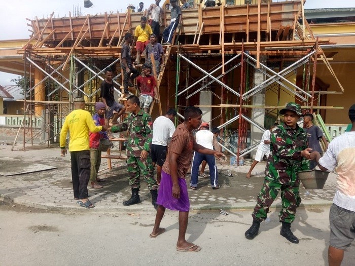 Personel Yonif RK 136/TS Bantu Bangun Pagar Masjid di Desa Morella Maluku