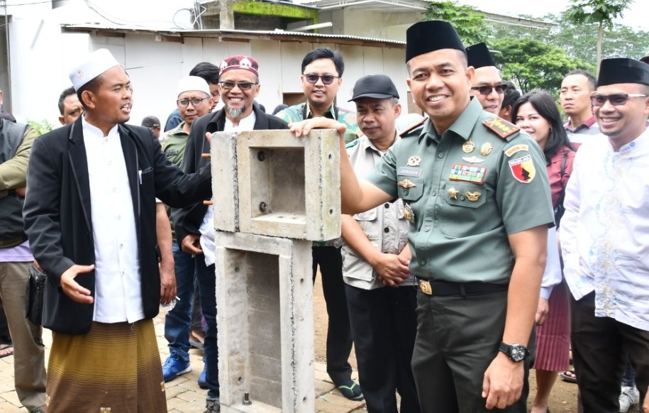 Danrem Zainuddin Ajak Santri Tanam Ribuan Pohon Pepaya