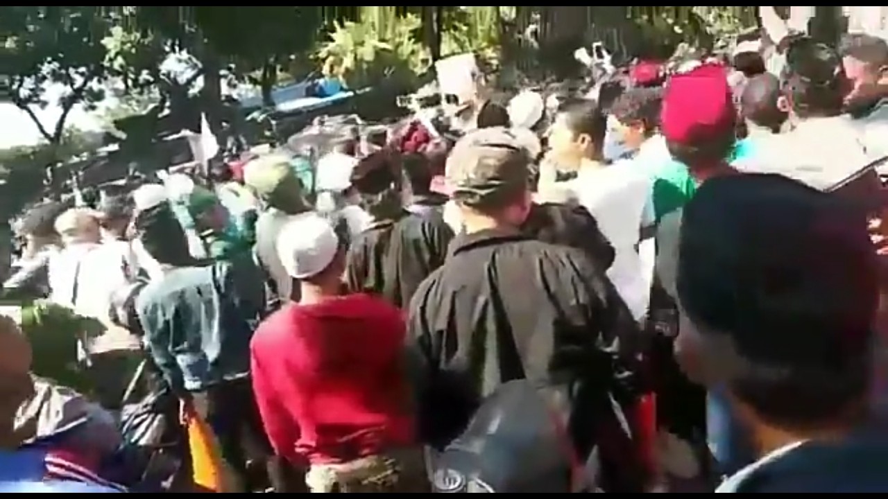 Lewati Pendukung Anies, Massa Abu Janda Cs Diteriaki Nasi Bungkus