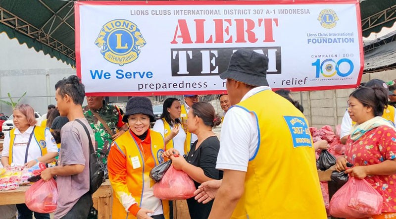 Senator Asal DKI Jakarta Sylviana Murni Bantu Korban Banjir DKI Jakarta