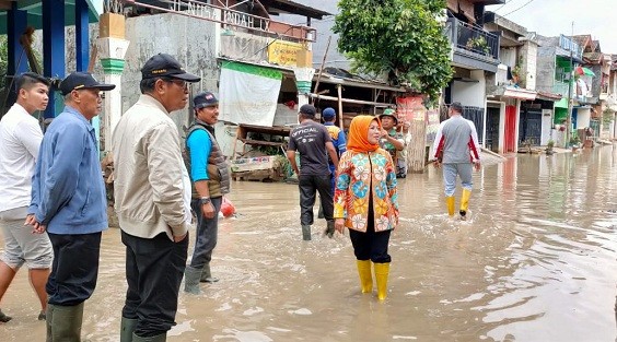 Bersama Ikatan Alumni Lemhanas, Sylviana Murni Bangun Posko Korban Banjir