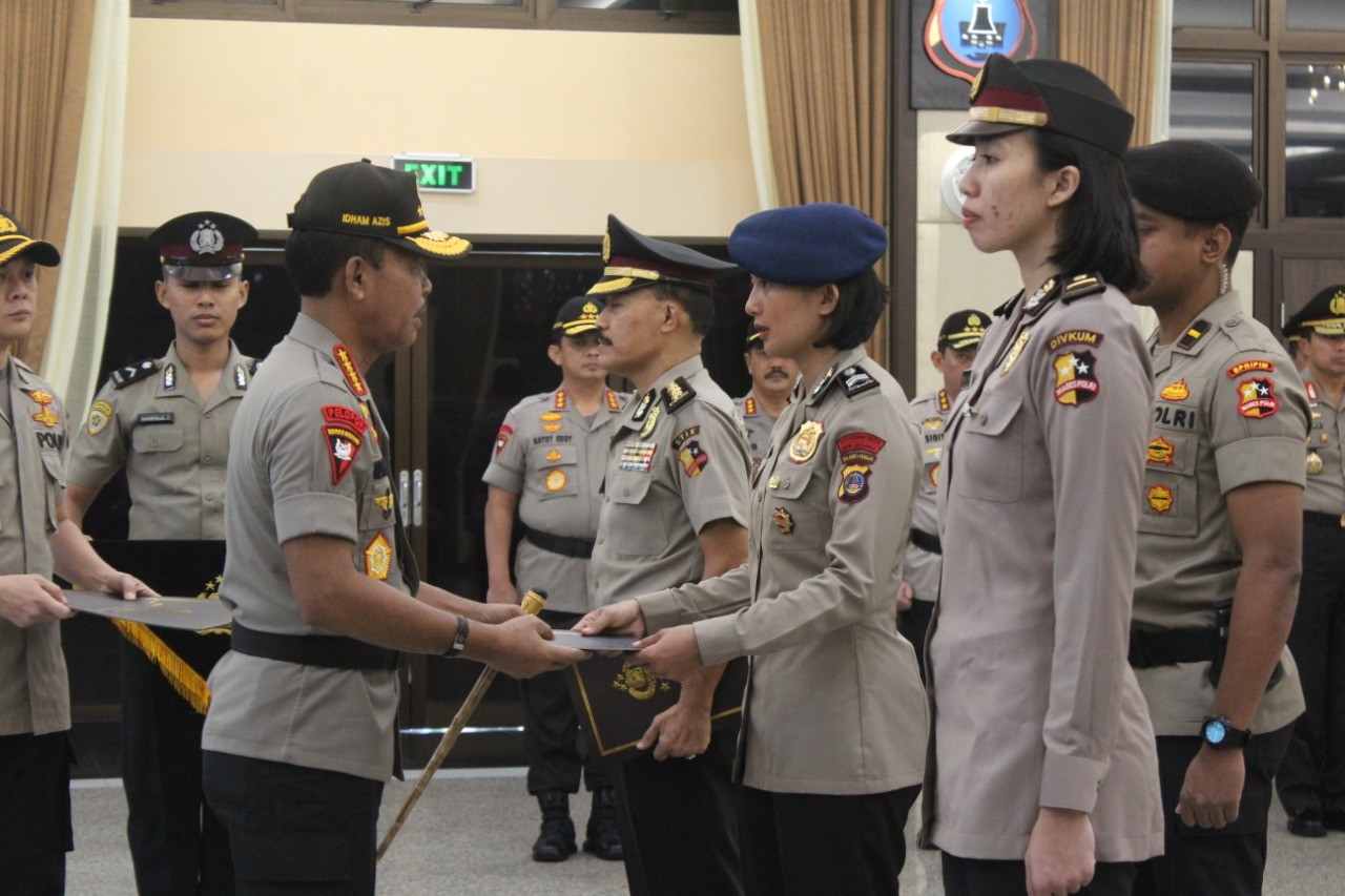 Kapolri Beri KPLB , Pin Emas dan Pin Perak kepada Polisi Berprestasi di Bidang Olahraga