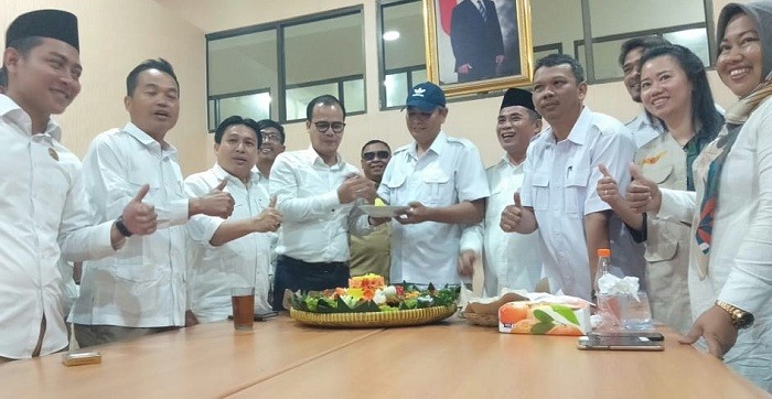 Rayakan Ulang Tahun Partai, Fraksi Gerindra Bekasi Potong Tumpeng
