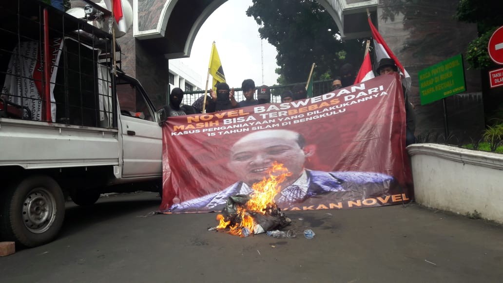 Protes Novel Lolos dari Jeratan Hukum, Corong Rakyat Bakar Ban di Kejagung