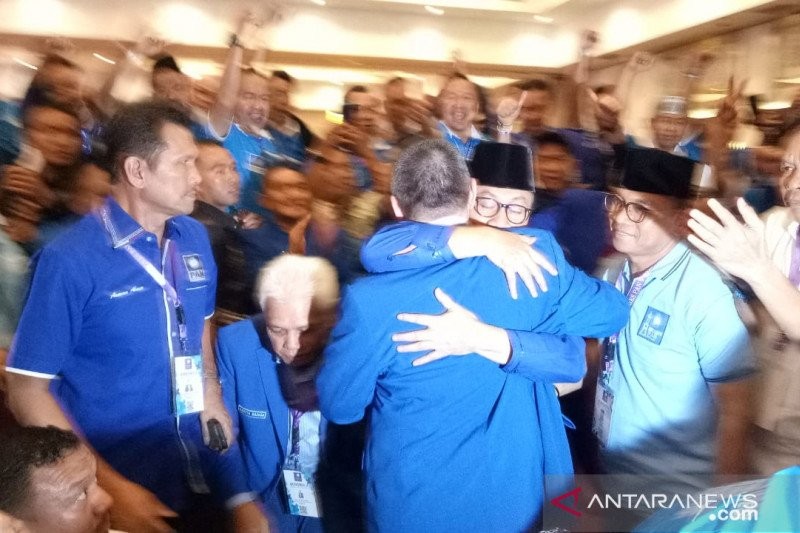 Sempat Ricuh, Mulfachri-Zulkifli Akhiri Kongres dengan Pelukan