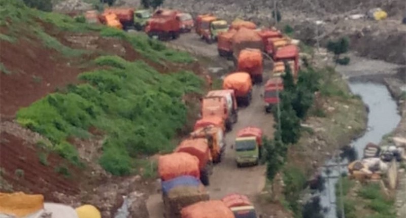 Antrean Panjang Truk Dinas Kebersihan di Bantar Gebang