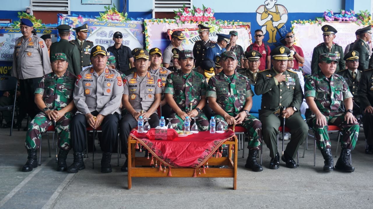 Panglima TNI Hadiri Upacara Militer Pelepasan Jenazah Kecelakaan Helikopter Mi-17