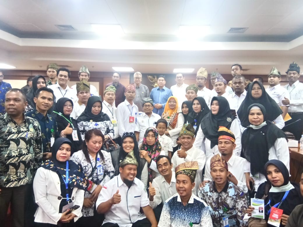 Sambangi Gedung Parlemen, Puluhan Guru Honorer Riau Minta Diangkat Jadi PNS 