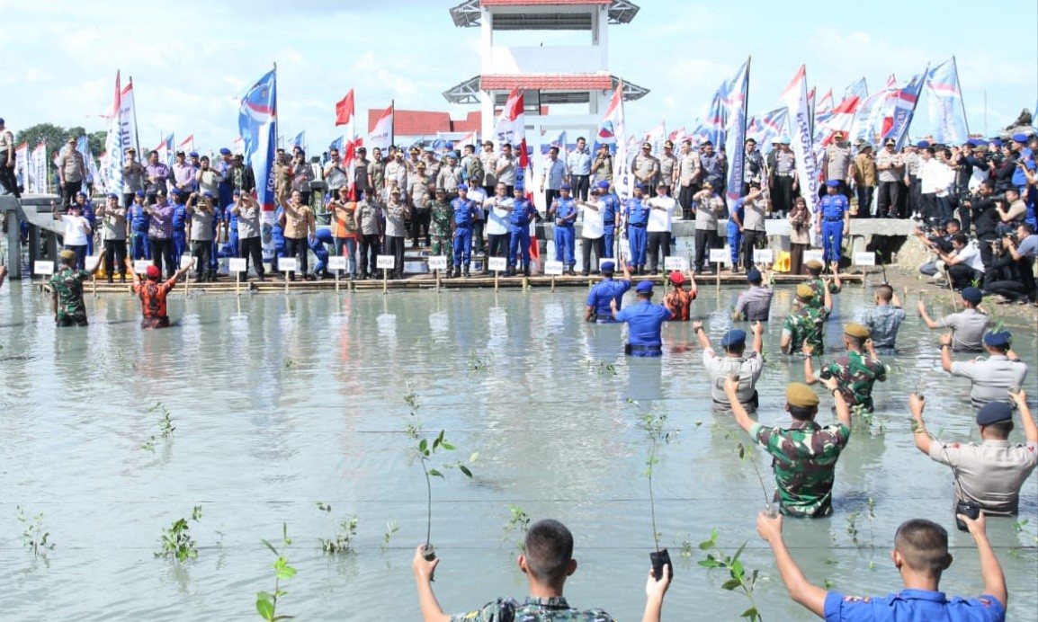 Panglima TNI dan Kapolri Tanam 20.000 Mangrove Cegah Abrasi