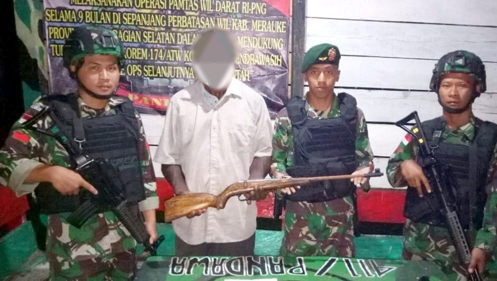 Mantan Simpatisan OPM Serahkan Senjata Kepada Satgas Yonif 411 Kostrad