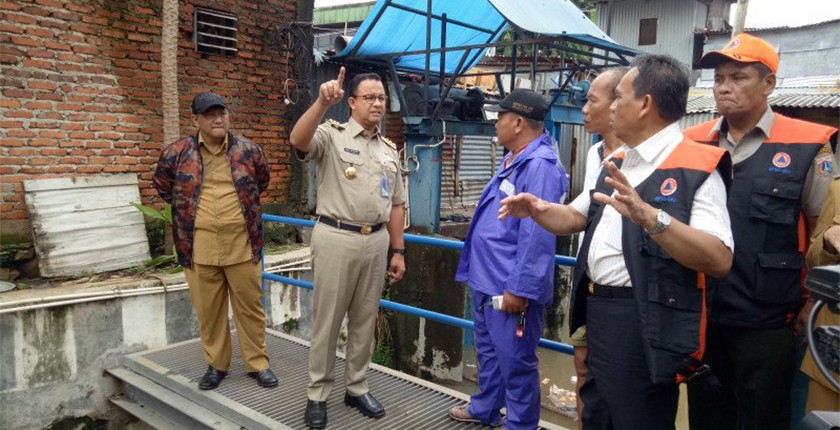 Anies Tinjau Pintu Air Karet