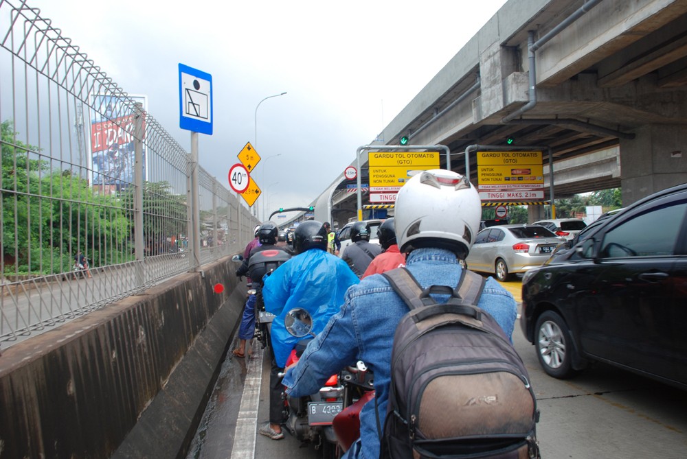 Sepeda Motor Lewat Jalan Tol Becakayu.