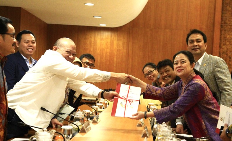Ketua DPD Lanyala Mahmud Mattalitti Serahkan RUU Daerah  Kepulauan Kepada DPR