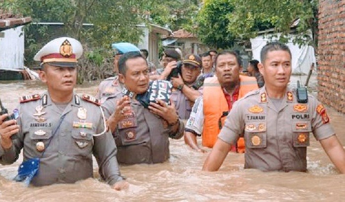 Kapolres Subang AKBP Teddy Fanani  Turun Langsung Ke Lokasi Banjir 