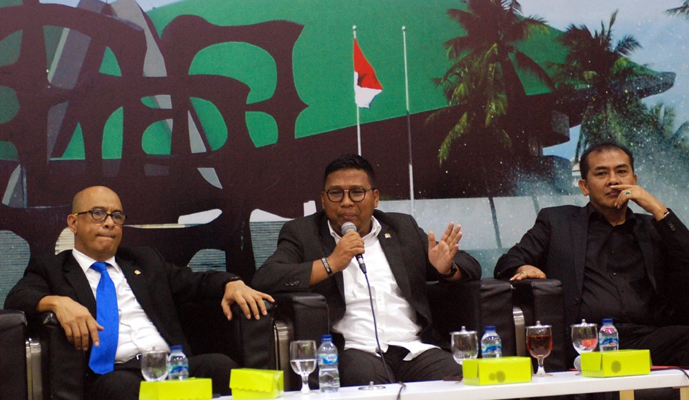 Dialektika "  "Banjir, Bencana atau Ketidakpahaman?" .