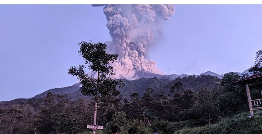 Merapi Erupsi, Bandara Internasional Adi Sumarmo Ditutup Sementara