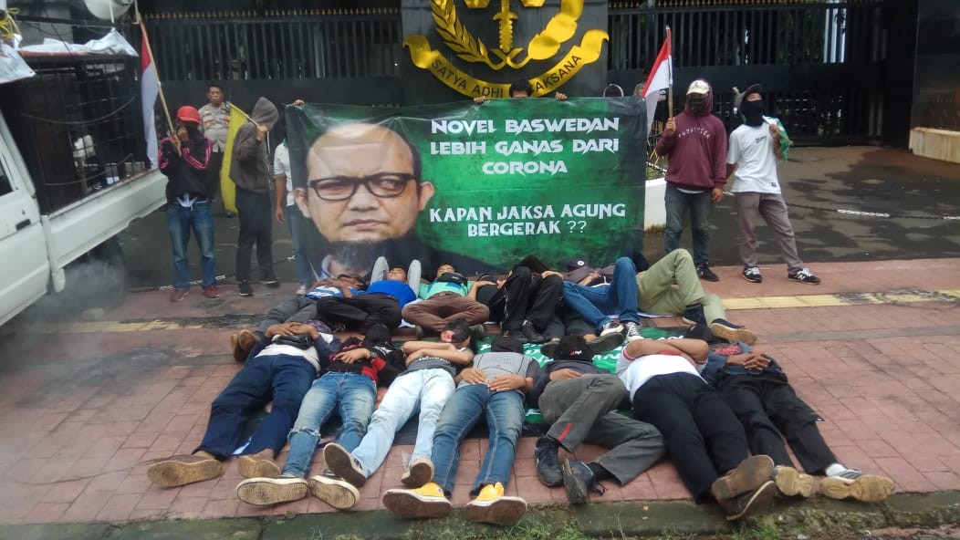 Aksi Tiduran di Depan Kejagung, Corong Rakyat Minta Novel Diadili