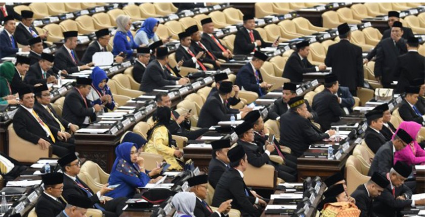 Demi Corona, Para Wakil Rakyat Diimbau Tak 'Main' ke Luar Negeri