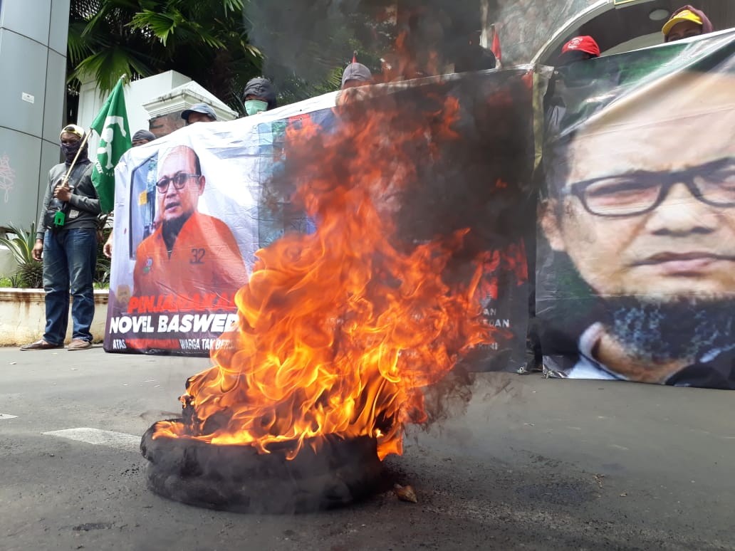 Aksi Reboan Kepung Kejagung, Massa Bakar Ban Serukan Adili Novel Baswedan