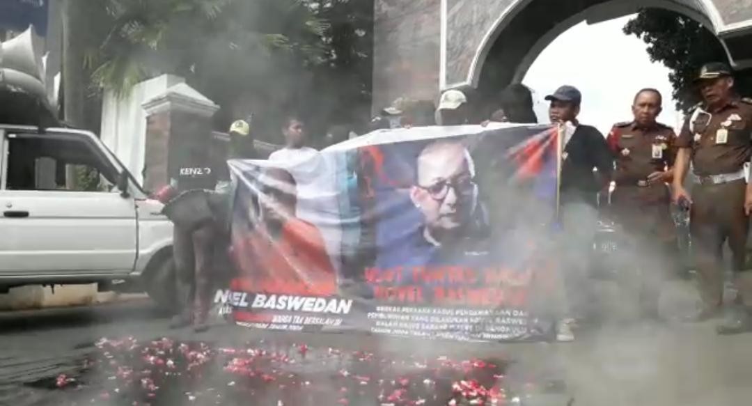 Menolak Lupa Kasus Sarang Burung Walet, Massa Mandikan Kejagung dengan Kembang