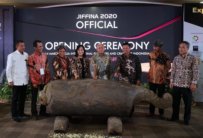 Menkop Teten Dorong Pelaku Usaha Furniture Berani Ekspor Produk