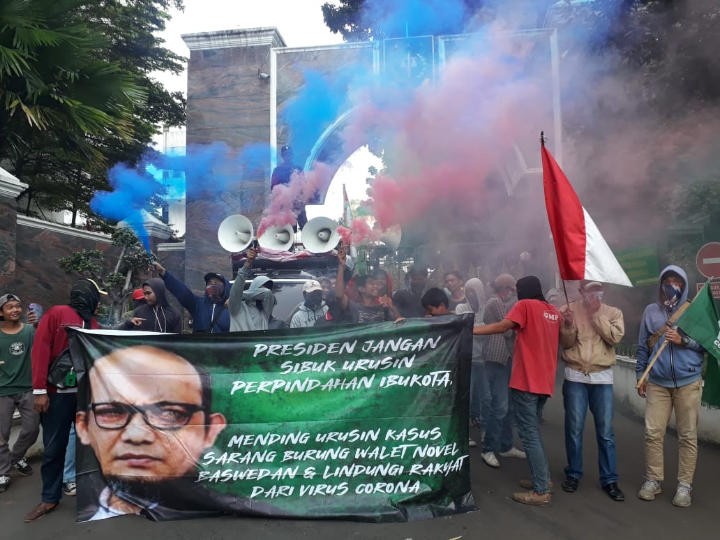 Asap Warna Warni Warnai Aksi Menolak Lupa Kasus Sarang Burung Walet