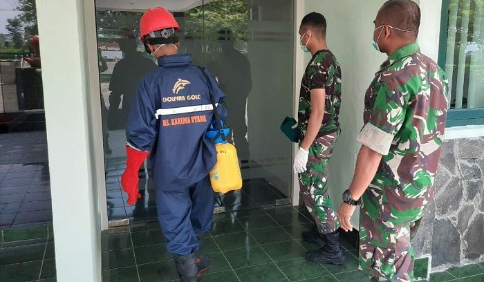 Cegah Corona, Markas Yonif Mekanis Raider 413/Bremoro Disemprot Disinfektan