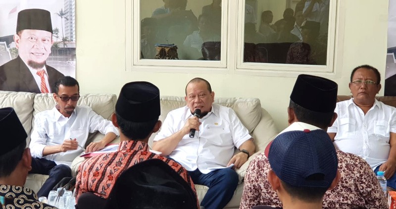 Petambak Garam Madura Menangis Didepan Ketua DPD RI LaNyala Mahmud Mattalitti.