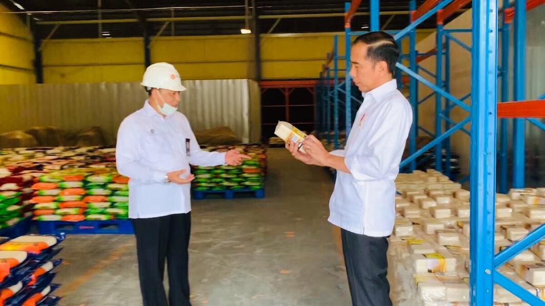 Mendadak! Presiden Lansung Tinjau ke Gudang Bulog, Ini Perintahnya