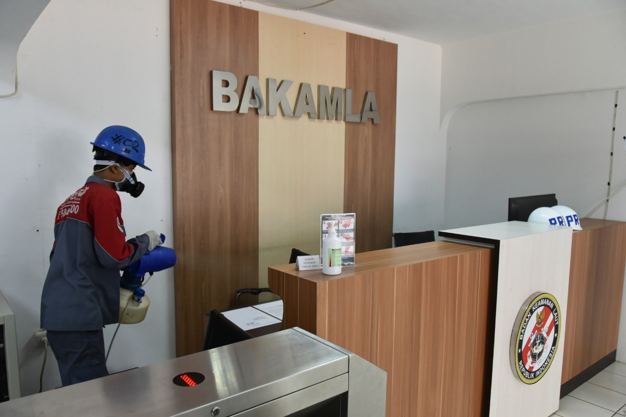 Cegah Penyebaran Covid-19, Mabes Bakamla RI Disemprot Disinfektan