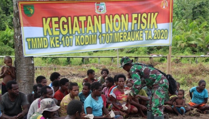 Personel TMMD Kodim 1707 Merauke Gelar Komsos Dengan Warga Epem