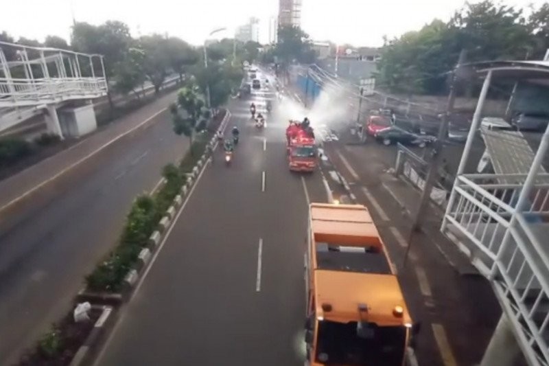 Damkar Jaktim Semprotkan Disinfektan di Sepanjang Jalan dan Halte Bus
