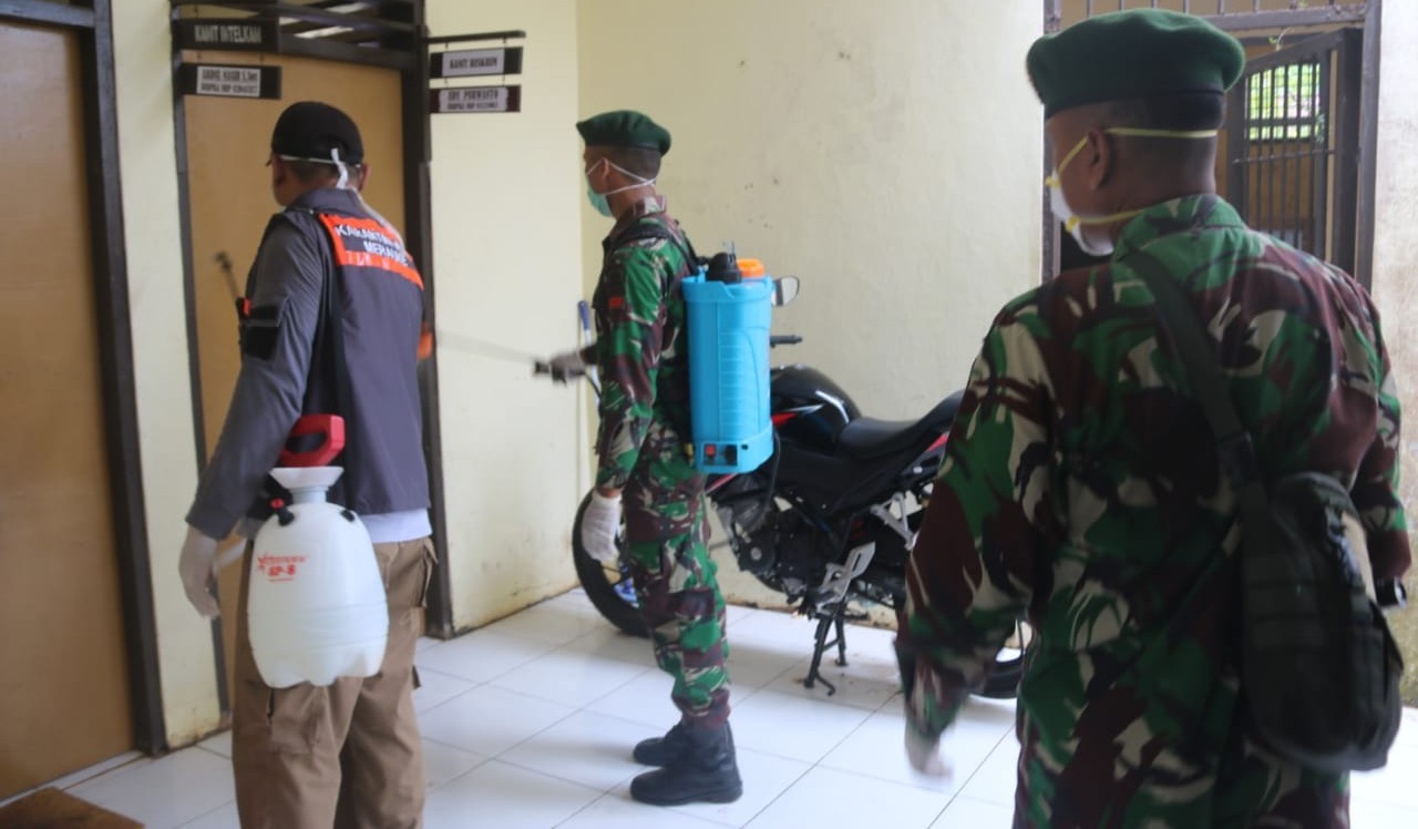Cegah Corona di Perbatasan, TNI-Polri Lakukan Penyemprotan Disinfektan