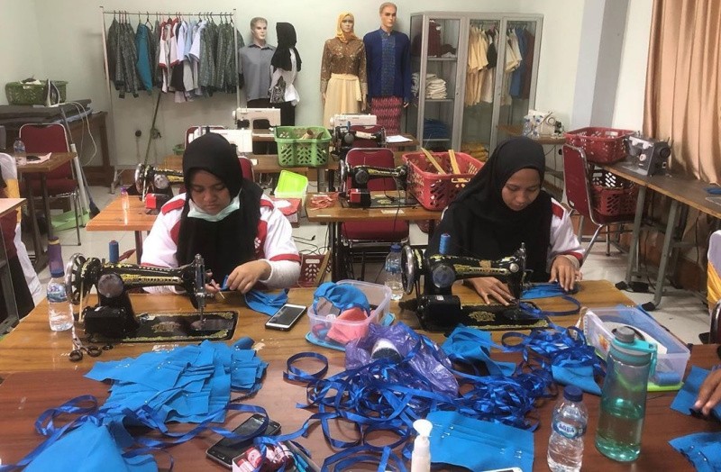 Menaker Ida Fauziyah Intruksikan Bantuan Padat Karya Dan BLK Produksi Masker Untuk Pencegahan  Covid 19.