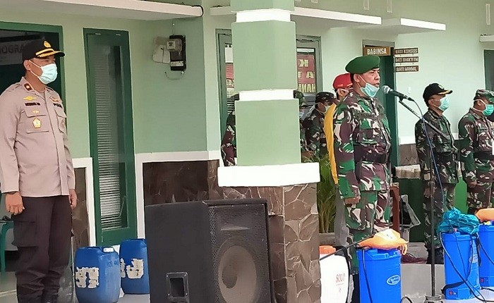 Tangkal Corona Di Kecamatan Semampir, TNI-Polri Lakukan Penyemprotan