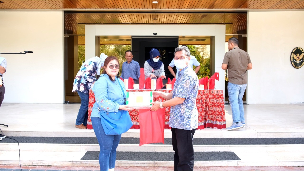 Warga Indonesia Sambut Hangat Pembagian Masker di KBRI Bandar Seri Begawan