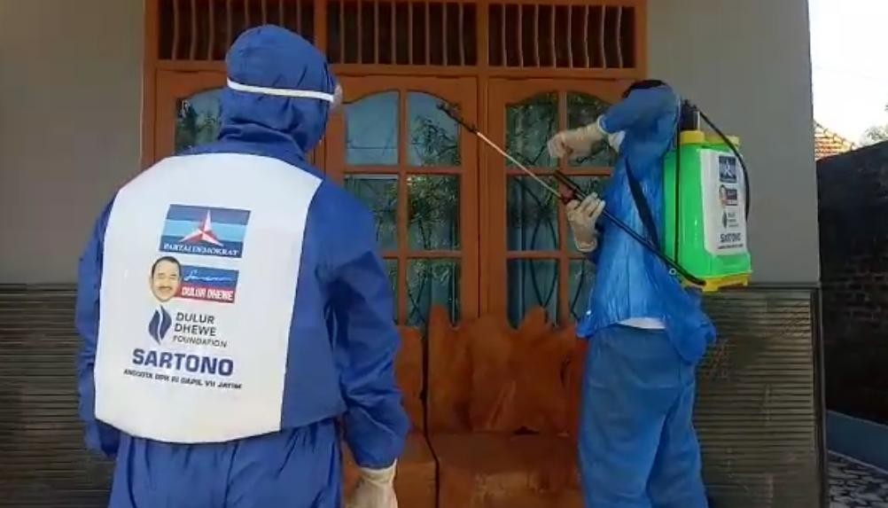 Berantas Corona, Politisi Demokrat Ini Semprot Disinfektan di 5 Kabupaten