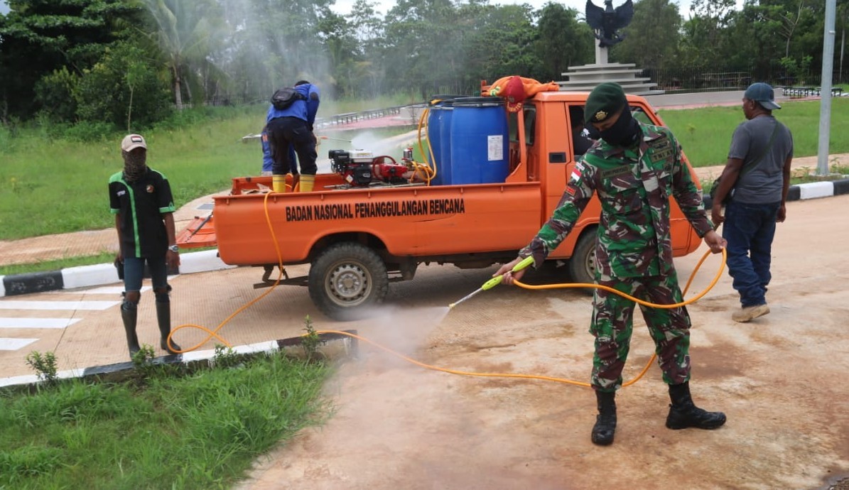 Merauke Bersatu Lawan Corona, Ribuan Liter Cairan Disinfektan Disemprotkan