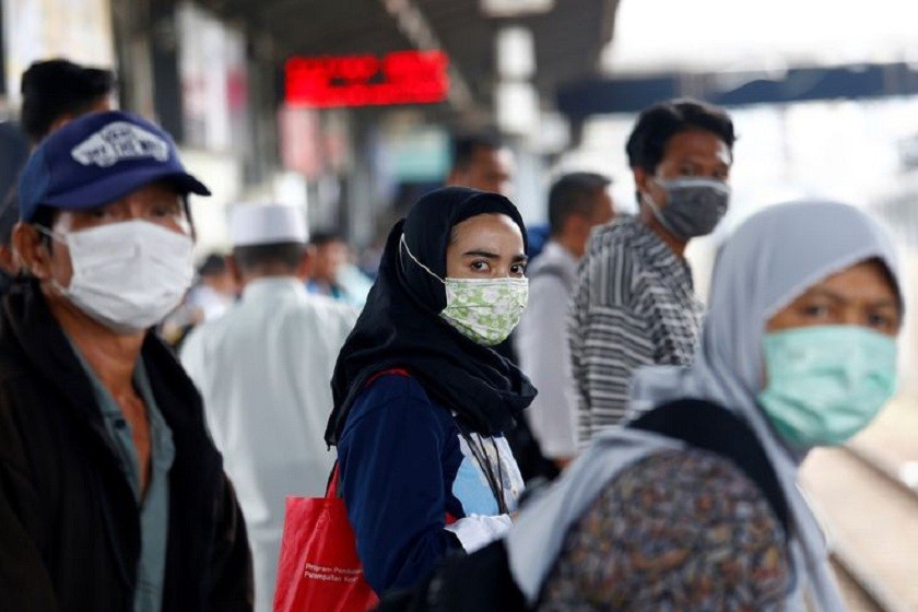 TransJakarta Larang Penumpang Tak Pakai Masker Masuk dalam Bus