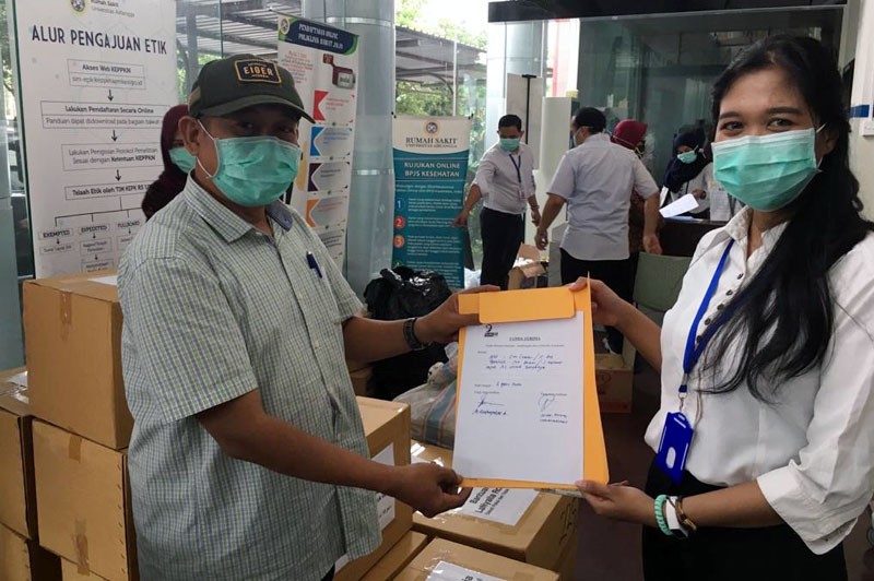 LaNyalla Academia Serahkan Bantuan APD dan Masker ke RS Unair Surabaya 