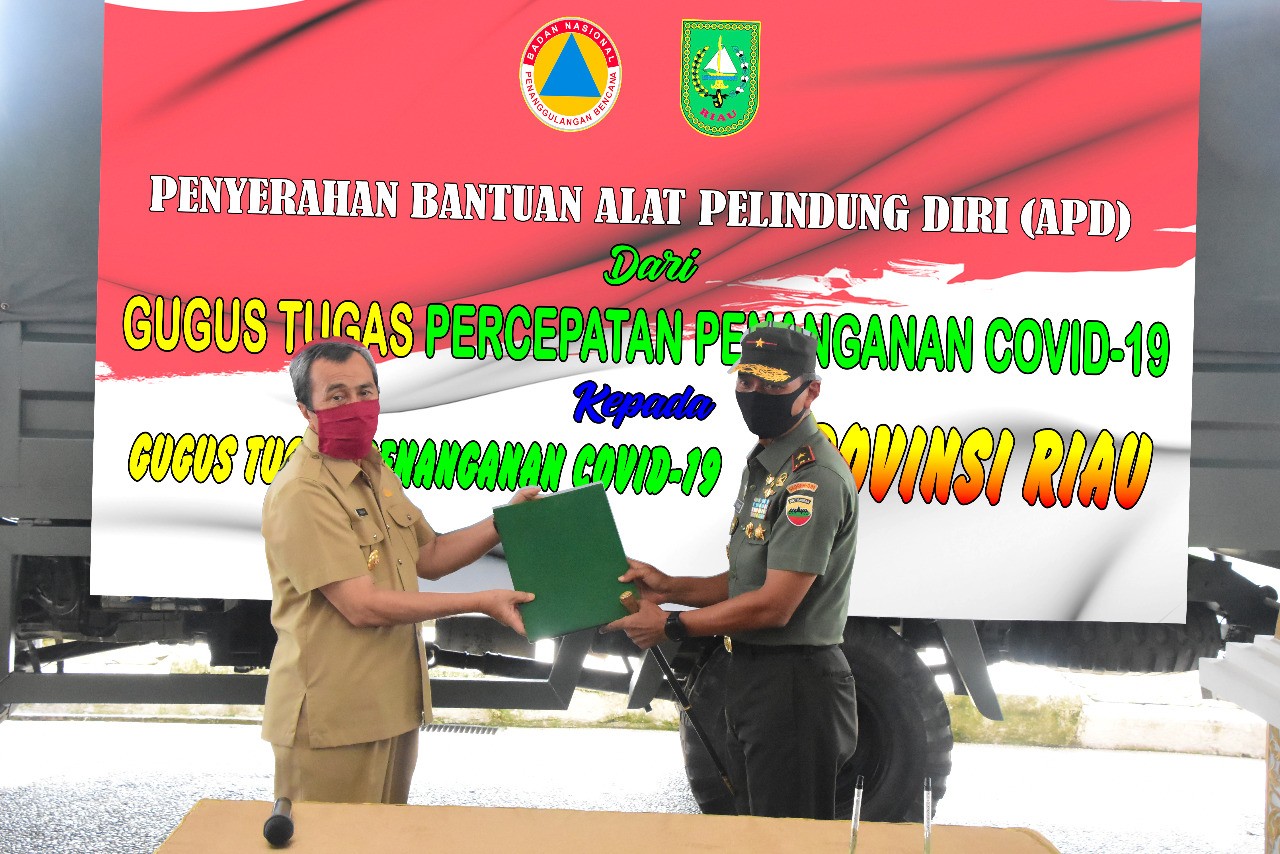 TNI Serahkan Ribuan APD dan Rapid Test