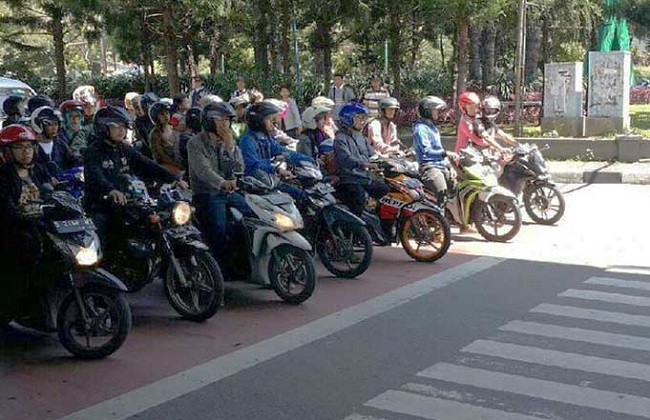 Pengendara Sepeda Motor Boleh Bonceng Penumpang Asal Satu Alamat