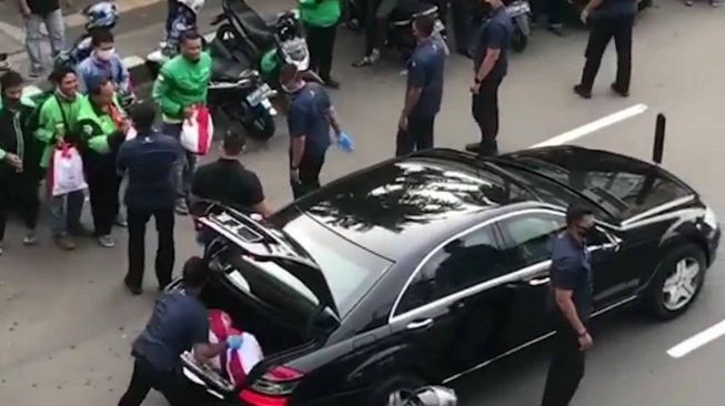 Kritik Jokowi, Pengamat: Katanya Hindari Kerumunan, Kok Bagi-bagi Sembako Di Jalanan?