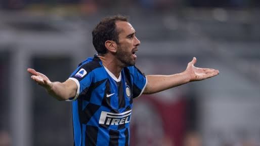Setan Merah dan Spur Berebut Bek Gaek Inter Milan