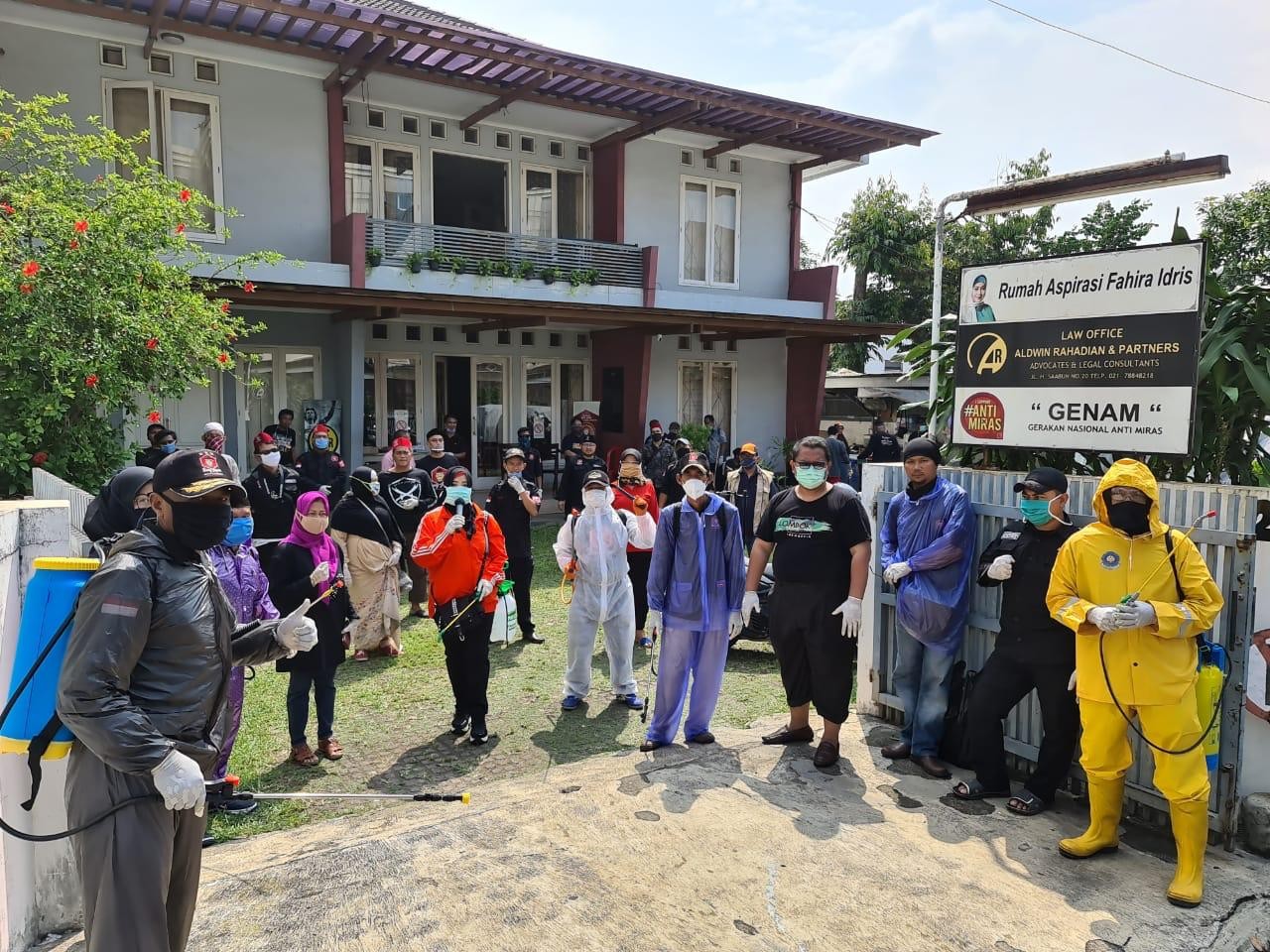 Mako Pusat Bang Japar bersama RW 05 Semprotkan Disinfektan di Jatipadang Jaksel