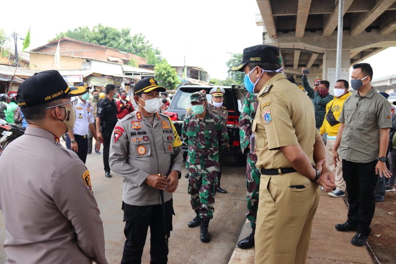 Kapolda Metro Jaya Bersama Pangdam Jaya Check Pelaksana PSBB Dan Distribusi Sembako Dibagikan Ke Masyarakat