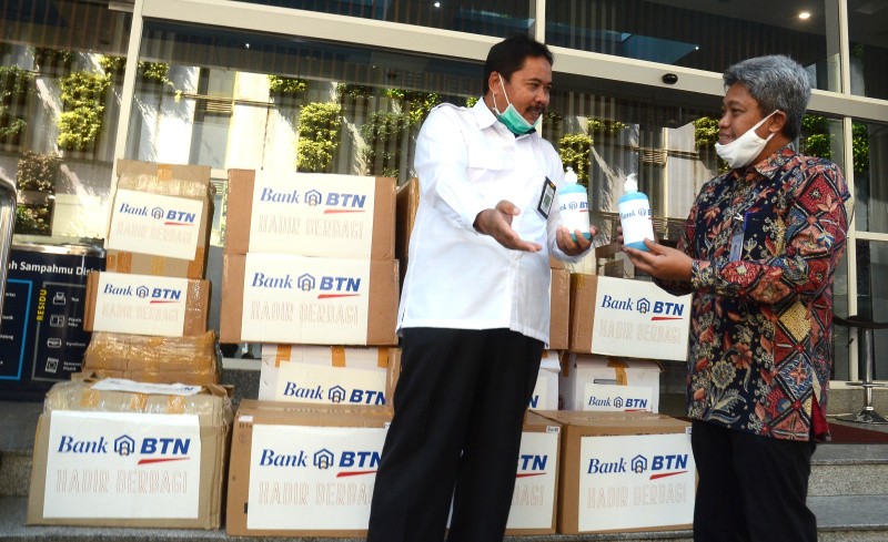 BTN Salurkan Bantuan Masker Dan Handsanitizer