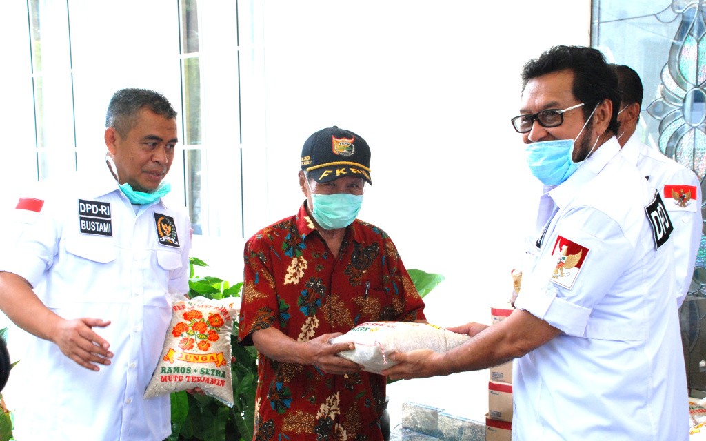 Ketua Komite II DPD RI Yorrys Serahkan Bantuan Sembako